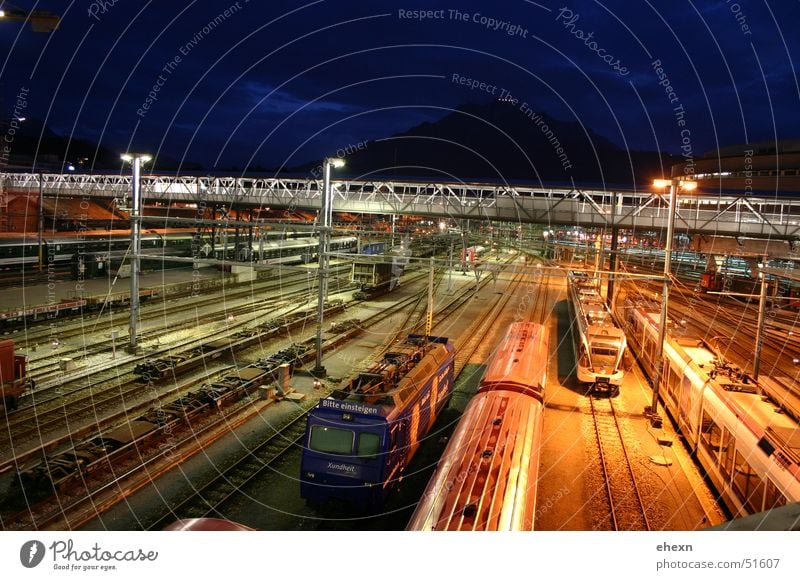 Trains Nacht Eisenbahn Belichtung Langzeitbelichtung Ampel Bahnhof Farbe geleise train