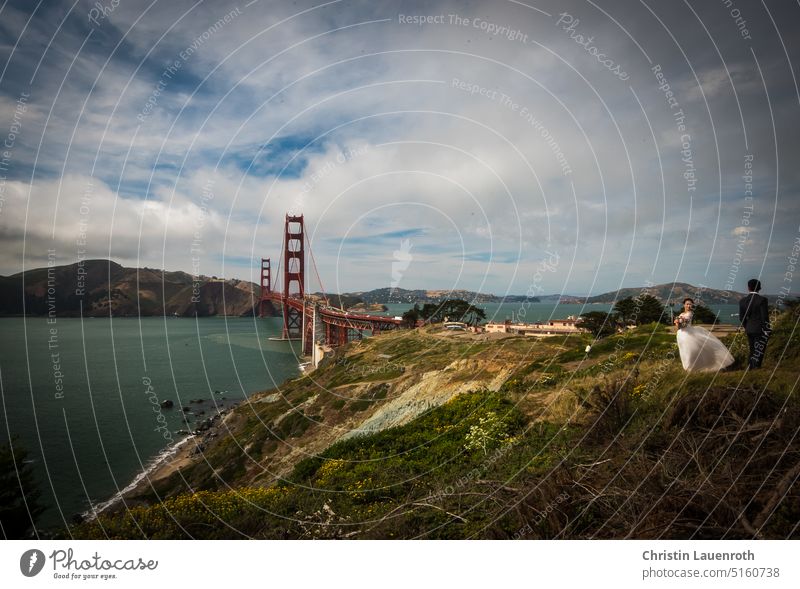 San Francisco, Golden Gate Bridge in Kalifornien. Sommerzeit ohne Nebel. Paar. Brücke USA blau Ferien & Urlaub & Reisen Froschperspektive Tag Licht Schatten