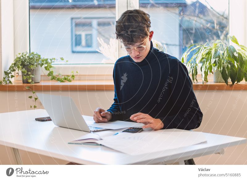 Der braunhaarige Unternehmer kommt mit einem neuen Arbeitskonzept in die Firma, das er mit anderen technischen Hilfsmitteln berechnet und seine Notizen in seinem Laptop schreibt