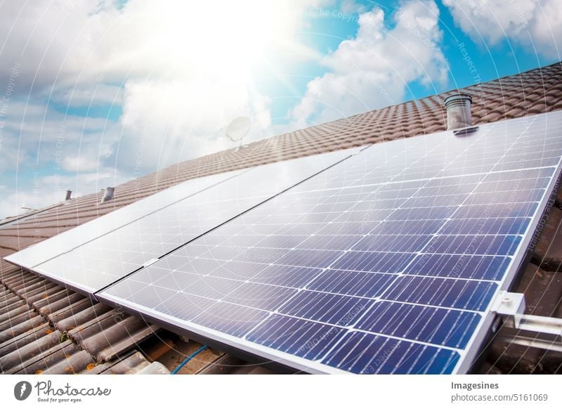 Ökostrom Balkonkraftwerk. Sonnenkollektoren auf dem Dach. Nahaufnahme einer Photovoltaikanlage gegen Sonnenstrahlen am sonnigen Himmel Natur Technologie