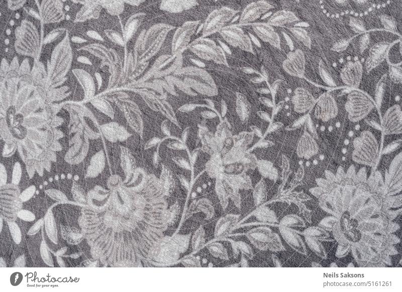 Druck von Blättern und Blumen auf grauem Stoff blau Gewebe drucken Textur Rosen Hintergründe Muster altehrwürdig Mode Design Hintergrund schwarz weiß geblümt