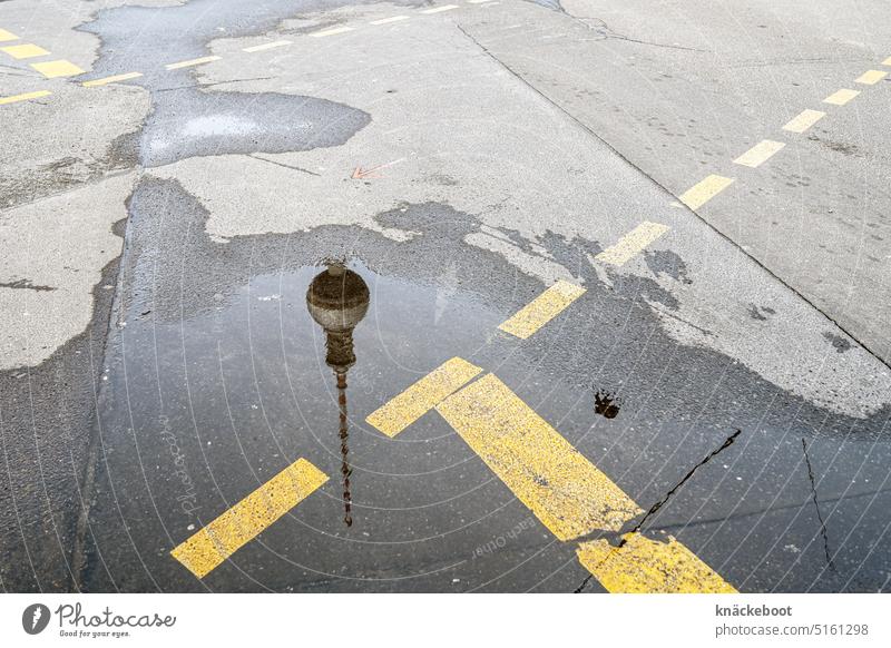 straßenkreuzung in berlin Pfütze Reflexion & Spiegelung nass Straße Regen Asphalt Verkehrswege grau