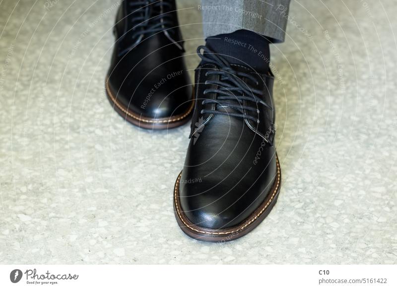 Geschäftsmann trägt schwarze formale Lederschuhe. Herren formale Schuhe Nur für Erwachsene Schwarze Farbe Geschäftsperson Businesskleidung Festakt Nahaufnahme