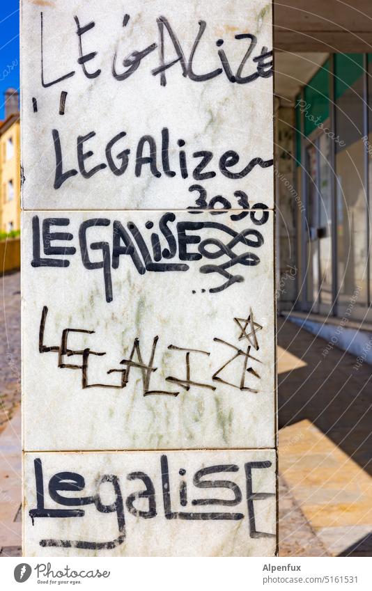 fünf Möglichkeiten des Legalisierens Legalisierung legalisieren Cannabis Marihuana Hanf Hauswand illegal strafbar Graffiti legalize it Gras Säule