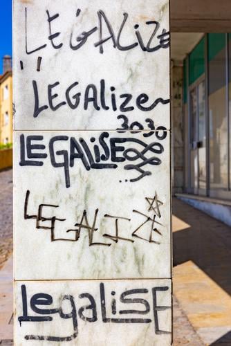 fünf Möglichkeiten des Legalisierens Legalisierung legalisieren Cannabis Marihuana Hanf Hauswand illegal strafbar Graffiti legalize it Gras Säule