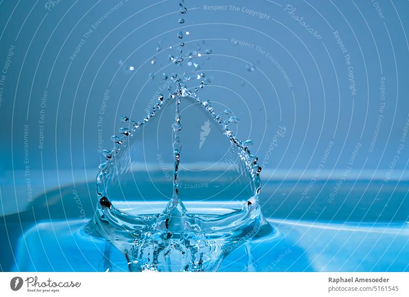 Herzförmige Wasserfontäne und spritzende Tropfen über der Oberfläche abstrakt aqua aquatisch Hintergrund Wulst blau hell Schaumblase plätschern Sauberkeit