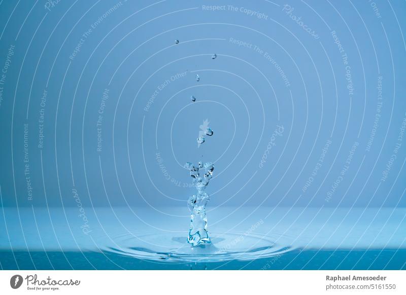 Wasserfontäne und spritzende Tropfen über der Wasseroberfläche abstrakt aqua Aquamarin aquatisch Hintergrund Wulst blau hell Schaumblase plätschern Sauberkeit