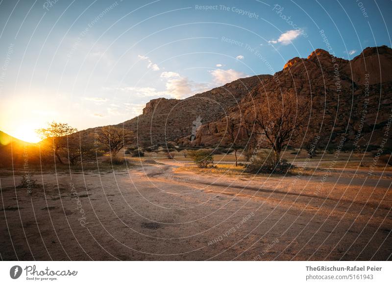 Bergformation im goldigen Abendlicht - Gegenlicht Namibia Steppe Landschaft Außenaufnahme Natur Menschenleer Umwelt Ferne namibia roadtrip Afrika Freiheit