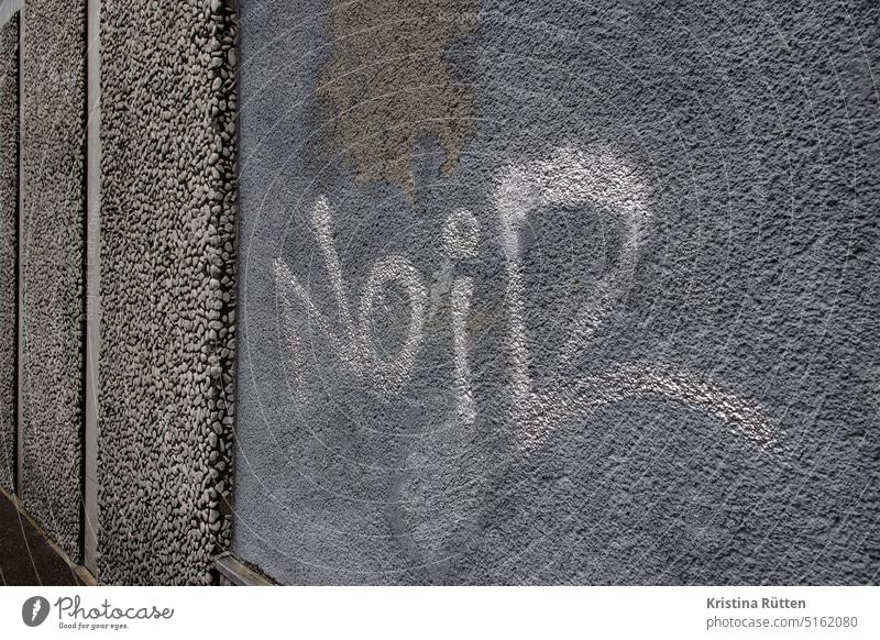 schwarz auf grau graffiti tag noir bombing signatur streetart wand fassade mauer hintergrund urban draußen öffentlich wort buchstaben schrift silber schmutzig