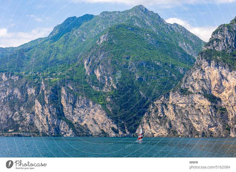 Bewaldeter Berggipfel und Felswand am Nordufer des Gardasees in Italien mediterran Alpen Klettern Textfreiraum Italienisch See Landschaft Freizeit Bergkulisse
