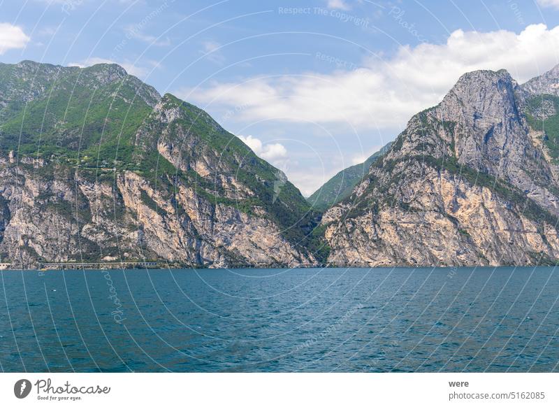Bewaldeter Berggipfel und Felswand am Nordufer des Gardasees in Italien mediterran Alpen Klettern Textfreiraum Italienisch See Landschaft Freizeit Bergkulisse