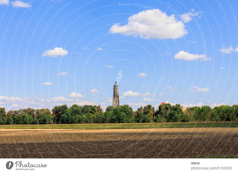 der Kirchturm der evangelisch-lutherischen Pfarrkirche im Zentrum der Stadt Nördlingen ist das Wahrzeichen der Stadt und wird im Volksmund Daniel genannt