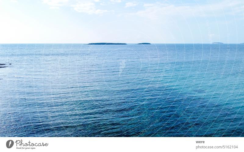 Felsenstrand mit blauem Meer am Strand von Cisterna bei Rovinj Cisterna Strand h2o liquide MEER Schwimmsport Wasser Baden Textfreiraum Tauchen Tropf Tropfen