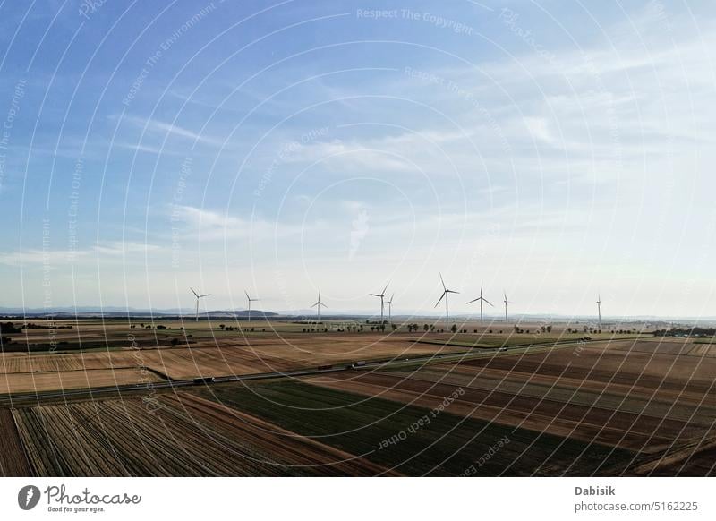 Windkraftanlagen auf dem Lande. Nachhaltiges Windenergiekonzept Energie Turbine Windmühle Bauernhof Sonnenuntergang Alternative Energie Generation Sonnenaufgang