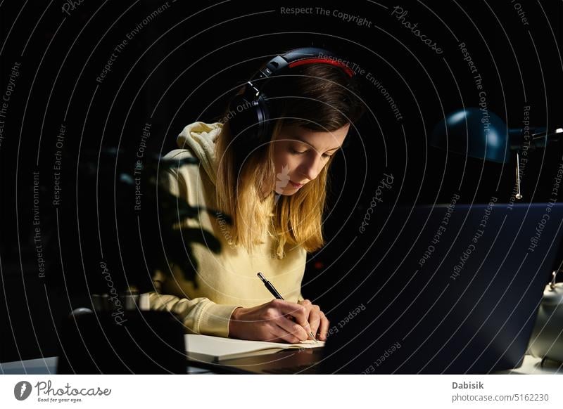 Weibliche Designerin arbeitet nachts im Heimbüro Freiberufler heimwärts Büro Laptop beschäftigt Nacht abgelegen Zeichner online Arbeitsplatz Tisch Überarbeitung