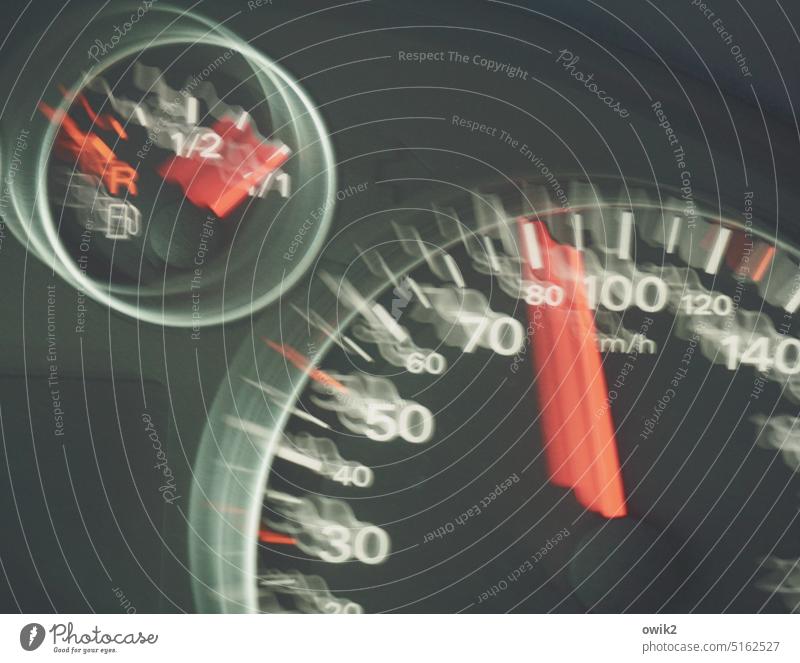 Fliehe weit und schnell Tacho Geschwindigkeit Bewegungsunschärfe Anzeige Zahlen Geschwindigkeitsrausch PKW Armaturen fahren Autofahren Farbfoto Innenaufnahme