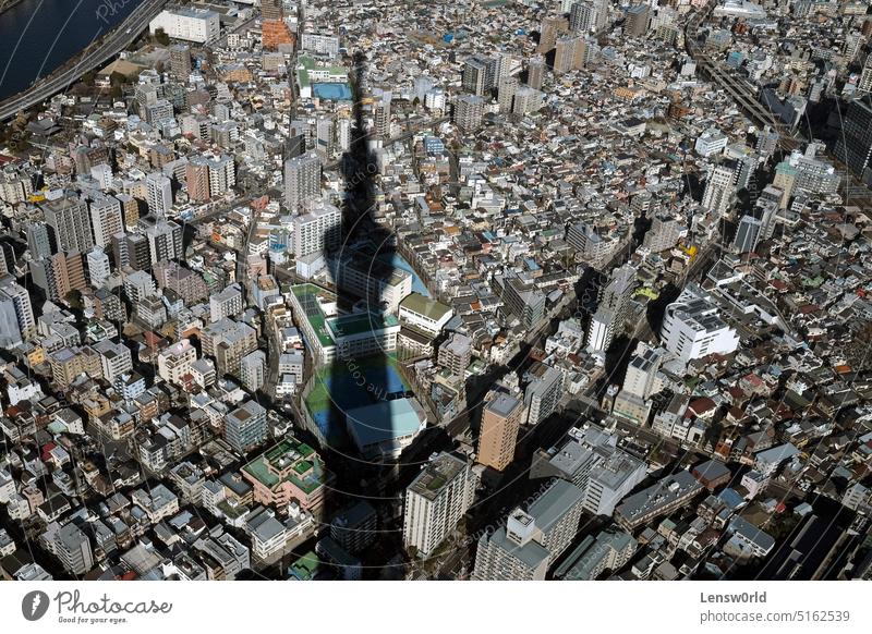 Blick über das Stadtbild von Tokio von einem hohen Gebäude aus Antenne Architektur Großstadt dichte Bevölkerung Stadtzentrum Skyline Wolkenkratzer Tokyo Turm