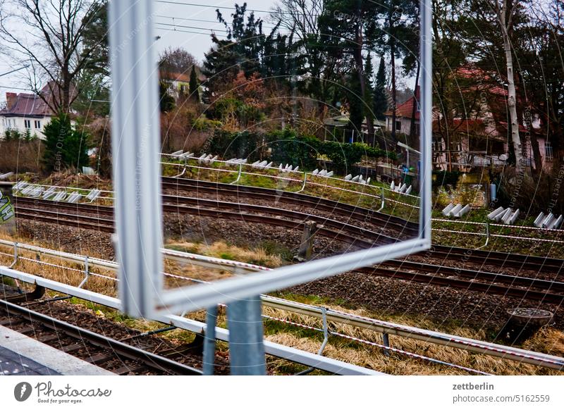 Spiegel auf einem S-Bahnhof berlin deutschland hauptstadt kiez leben mitte stadtbezirk straßenfotografie street photography städtereise szene szenerie tourismus