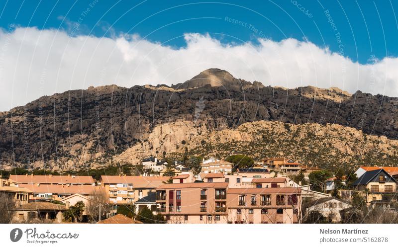 Panoramablick auf die Stadt Manzanares el Real Berge u. Gebirge Großstadt Wahrzeichen Touristik malerisch Felsen reisen Ruine Stein Natur Baum europa