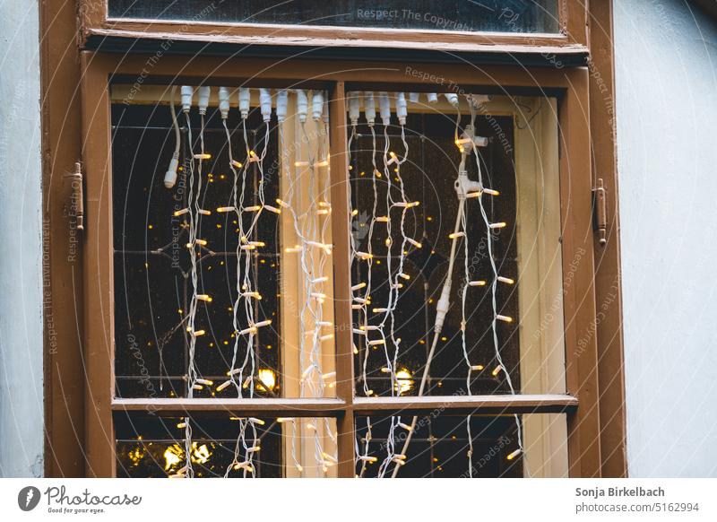 Erinnerungen an Weihnachten Lichterkette Fenster Weihnachten & Advent Beleuchtung leuchten Winter Dekoration & Verzierung Farbfoto Fassade Nacht Menschenleer