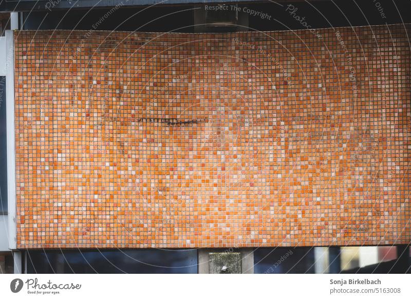 orange mosaiksteinchen Kacheln Wand Menschenleer retro abstrakt Architektur Mosaik Außenaufnahme Fliesen u. Kacheln Muster Strukturen & Formen Farbfoto viele