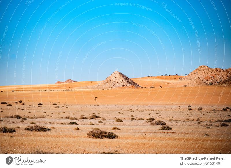 Pyramidenförmiger Hügel in Wüste vor blauem Himmel Namibia Berge u. Gebirge reisen Landschaft Natur Felsen Ferien & Urlaub & Reisen Afrika Außenaufnahme Ferne