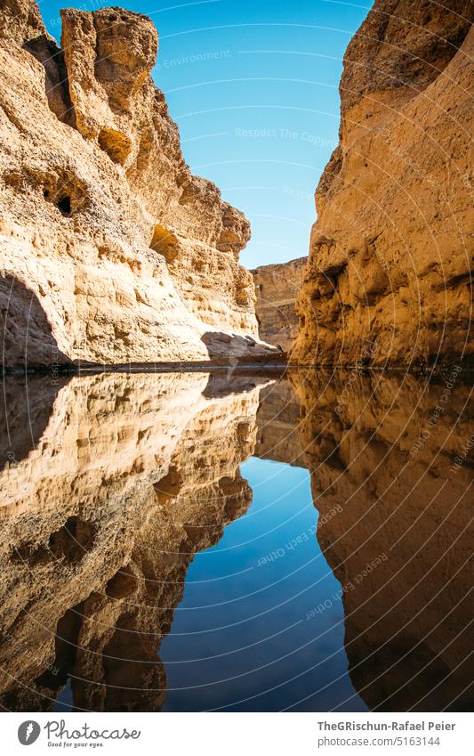 Sesriem Canyon - Canyon Spiegelt sich im Wasser canyon Felsen Schlucht Außenaufnahme Landschaft Farbfoto Spiegelung vadi Schatten Ferien & Urlaub & Reisen