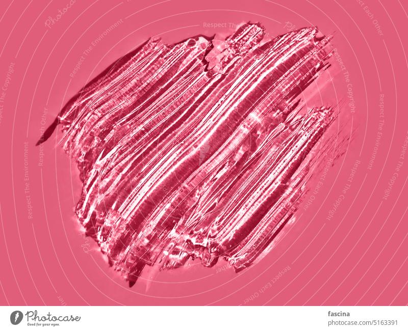 Transparentes kosmetisches Gel diagonale Abstriche auf rotem Viva Magenta 2023 viva magenta Kosmetik rote Farbe 2023 Hintergrund Es lebe Feuchtigkeitscreme