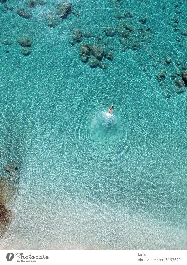 Frau schwimmt im Meer Schwimmende Urlaub Wasser Sommer Erholung Natur Badenixe freiheit Mittelmeer Kreta drohnenansicht türkis Vogelperspektive