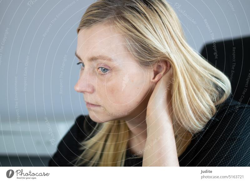 Gelangweilte, frustrierte Frau im Büro Erwachsener attraktiv Hintergrund schön Schönheit langweilig Gehirnnebel Burnout-Syndrom Business beschäftigt Pflege