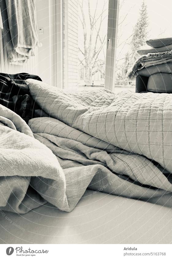 Verlassenes Bett Schlafzimmer Kissen schlafen Bettwäsche Innenaufnahme Bettdecke Erholung Häusliches Leben Kopfkissen Menschenleer Decke aufstehen weiß