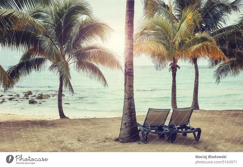 Retro getöntes Bild eines leeren tropischen Strandes, Reisekonzept. Natur Sonnenbank reisen Baum Handfläche Insel Himmel Horizont im Freien schön MEER retro