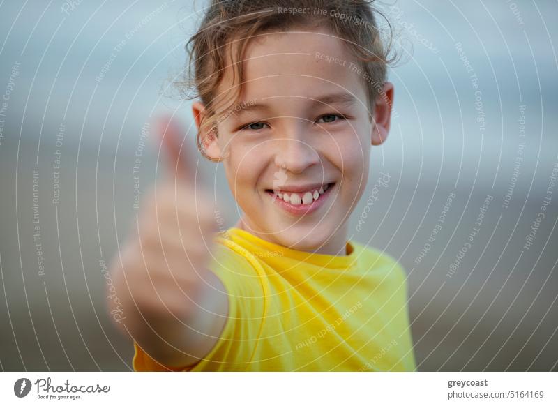 Outdoor-Porträt eines glücklichen Jungen mit Daumen nach oben Glück Daumen hoch Teenager Kind genehmigen aufgeregt positives Denken einigen Freude heiter