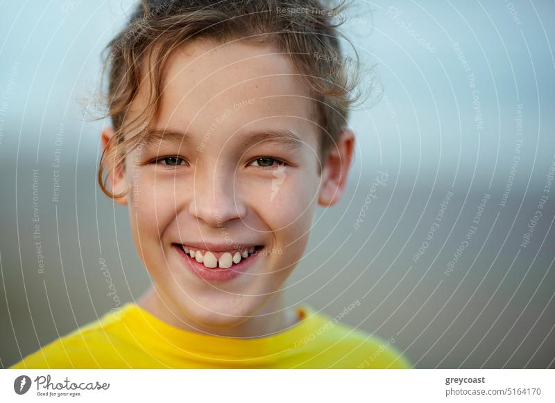 Porträt eines fröhlichen Jungen mit lockigem Haar im Freien Glück Teenager Kind Lachen aufgeregt Freude heiter Jugendlicher freudig Emotion lachen Fröhlichkeit
