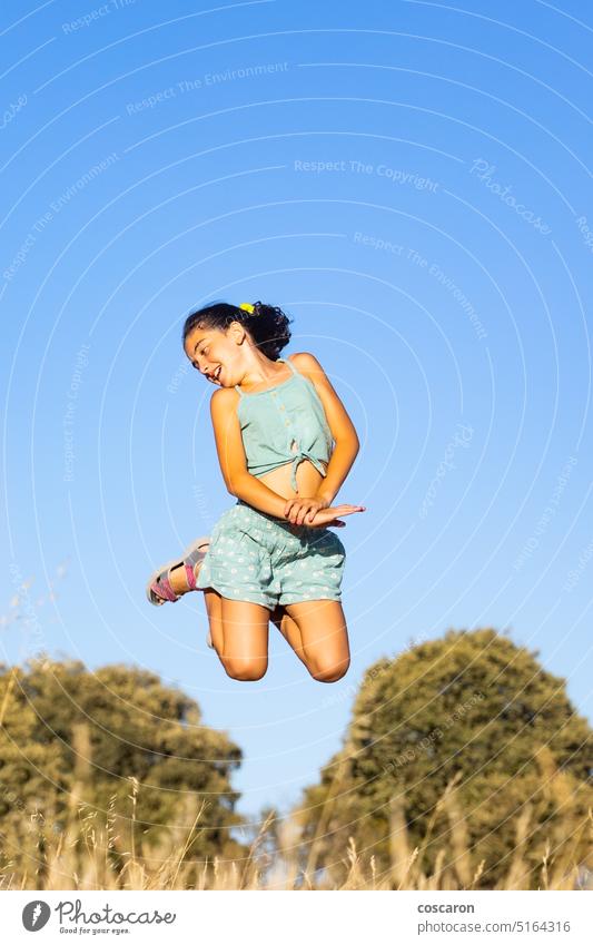 Lustiges Mädchen springt im Sommer gegen blauen Himmel Aktion aktiv Jugendlicher Hintergrund schön hell sorgenfrei Kind Kindheit Landschaft Energie genießen
