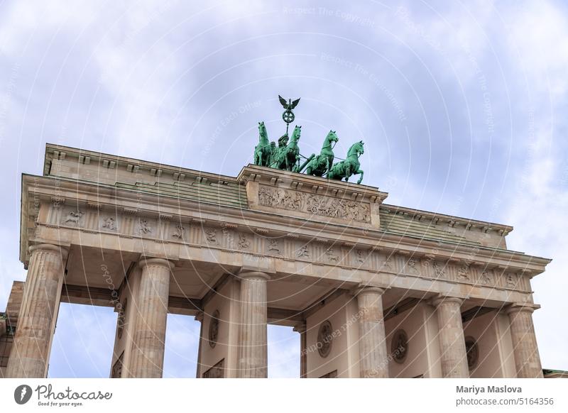 Historisches Stadttor Brandenburger Tor in Berlin, Deutschland Architektur Anziehungskraft Gebäude Gebäudeaußenseite Kapital Wagen Großstadt Klassik Wolken