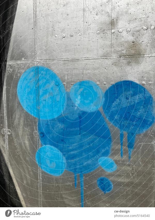 Graffiti in Chromefilling mit schwarzer Outline, weißer Inline und blauen Bubbledrip-Highlights Hoppegarten grau protestieren Gesellschaft (Soziologie)