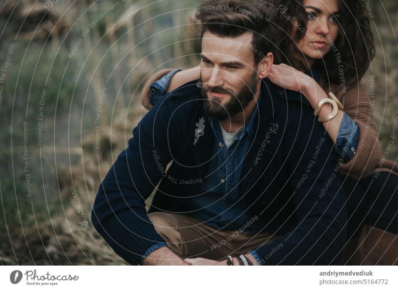 Porträt von zwei kaukasischen Liebenden. Junges Paar umarmt sich an einem Herbsttag im Freien. Ein bärtiger Mann und eine lockige Frau in der Liebe. Valentinstag. Konzept der Liebe und Familie.