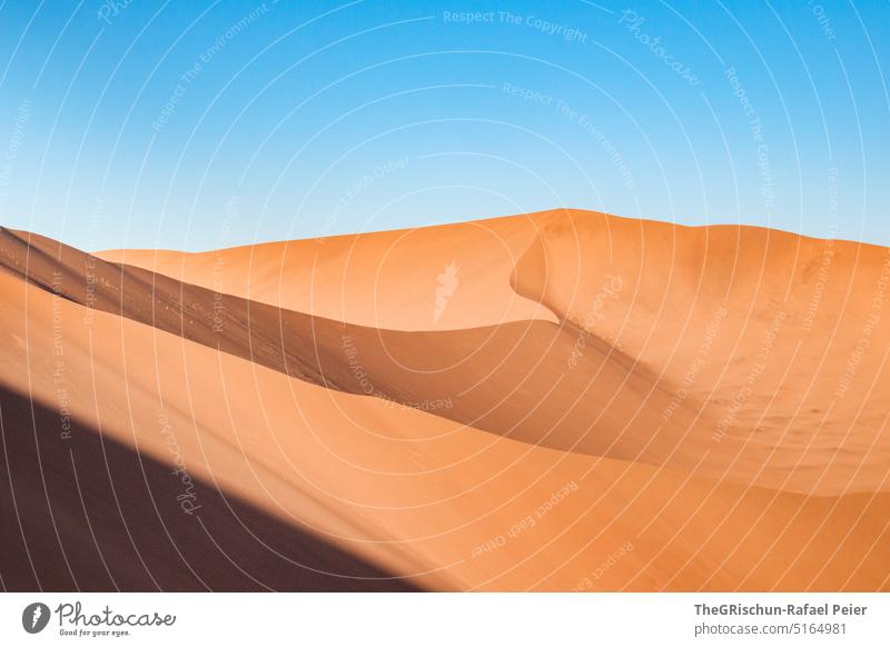 Sanddühne Düne Namibia Afrika reisen Wüste Landschaft Abenteuer Natur Wärme Sossusvlei Ferne braun goldig sandig imposant Tourismus Ferien & Urlaub & Reisen