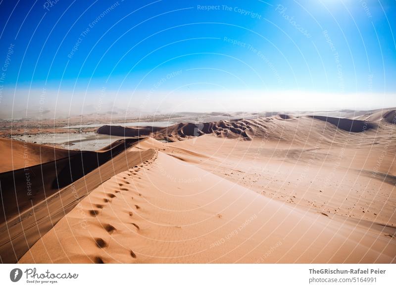 Sanddüne mit Spuren vor blauem Himmel und Sandsturm Namibia Wüste Sossusvlei Düne trocken heiß Afrika Landschaft Natur Ferne Wärme Abenteuer Einsamkeit
