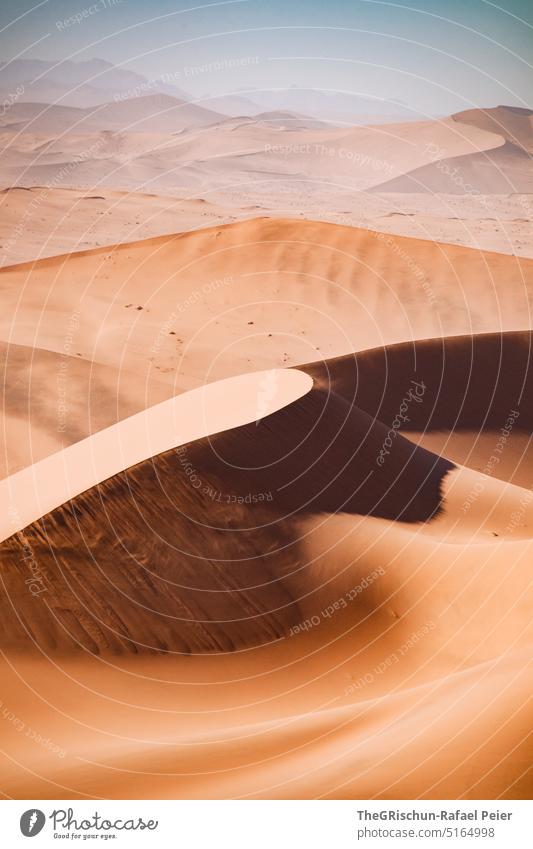 Sanddünen vor trübem Himmel Namibia Wüste Sossusvlei Düne trocken heiß Afrika Landschaft Natur Ferne Wärme Abenteuer Einsamkeit Ferien & Urlaub & Reisen reisen