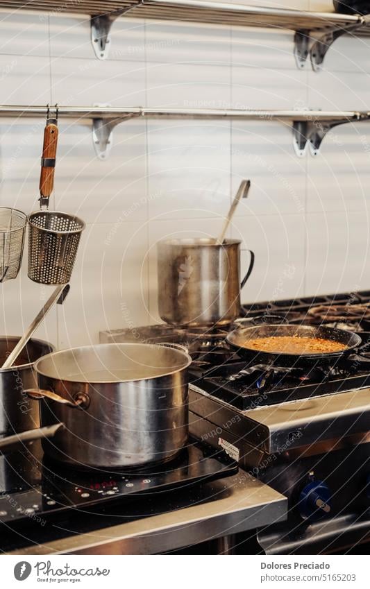 Bild einer professionellen Küche, die eine Paella zubereitet Hintergrund schön Frühstück braun Auflaufform Catering Nahaufnahme Kaffee Koch Kocher