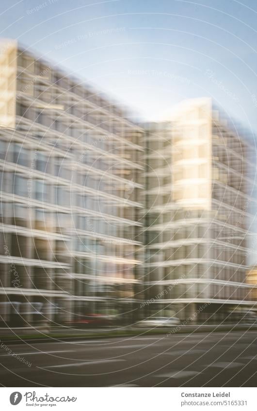 Hochhausfassade mit Glasfront in ICM Fenster Fensterfront Bewegungsunschärfe Großstadt wohnen unscharf abstrakte Fotografie unklar ruhig verschwommen