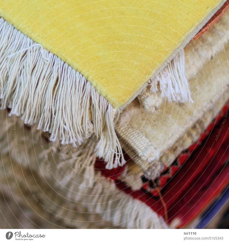 neuer Teppich Textilien Teppichhandel Bodenbelag Auswahl Auslegeware Teppiche Teppichstapel Stapelware Teppichform bunt einfarbig Teppichfransen Teppichfarbe