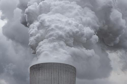 Riesige industrielle Rauchwolke aus einem Fabrikschornstein Verschmutzung Verunreinigung Schornstein Industrie Umwelt Kraft Kohle Energie Pflanze Röhren Air