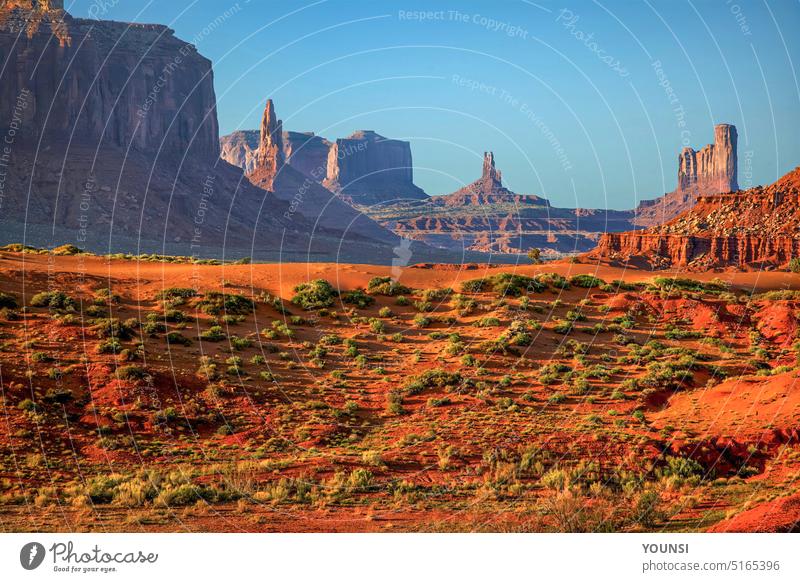 Artist's Point. Monument Valley. Arizona-Utah. USA amerika trocken Trockenheit unfruchtbar Spitzkuppe Farbbild Tag wüst Menschenleer desolat Trostlosigkeit