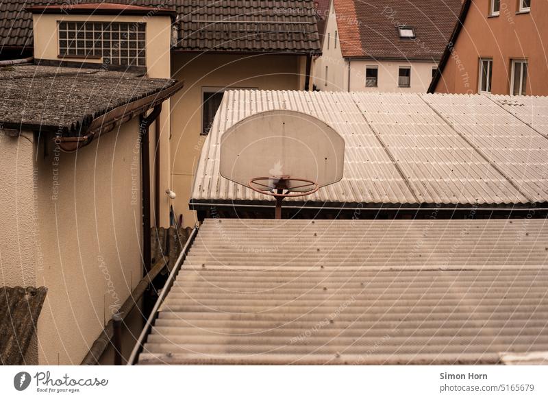 Basketballkorb zwischen Wellplatten Dachlandschaft Freizeit & Hobby Dächer Wellen Relikt Platzmangel Flächen Konstruktion Sport damals überragend Sportstätten