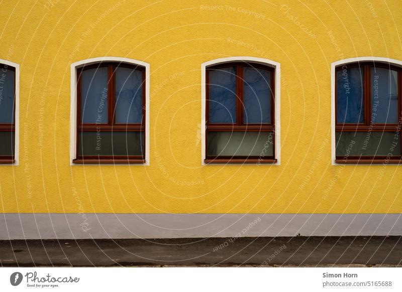 Fensterreihe Siedlung geschlossen Außenseite versteckt Reihe Wiederholung nebeneinander Reihung Nostalgie Neugierde Wohnraum Wand Architektur Fassade Muster