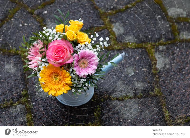 Blumenstrauß: Gerbera und Rosen in Gelb und Rosa in hellblauer Gießkanne steht auf Steinboden gerbera Blüten Floristik gelb rosa Fußboden schön Freude