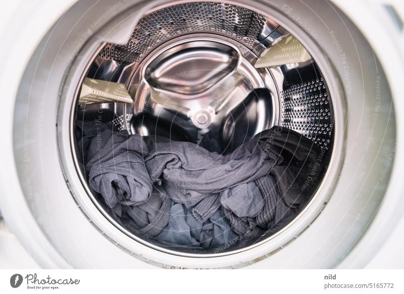 Weichspüler – nicht vergessen! Waschmaschine Wäsche Wäsche waschen Haushalt Bekleidung Alltagsfotografie Häusliches Leben Kleidung Waschtag Haushaltsführung